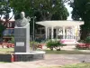 Pointe-à-Pitre - Plaza de la Victoria con el busto del general del gobernador Felix Eboue y quiosco de música