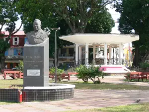 Pointe-à-Pitre - Victory Square met het borstbeeld van de gouverneur-generaal Felix Eboue en muziektent