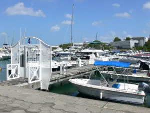 Pointe-à-Pitre - Marina Bas du Fort : jachthaven en gedokt boten