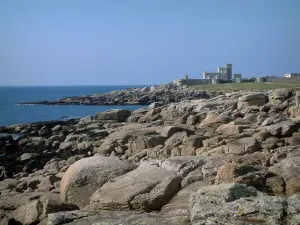 Pointe de Trévignon - Rochers et pointe de Trévignon et un ancien fort, puis mer (océan)