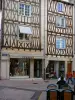 Poitiers - Façades de maisons à pans de bois, boutiques et terrasse de café