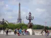 Pont Alexandre-III - Vue sur la tour Eiffel depuis le pont Alexandre-III