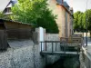 Pont-Audemer - Stege überspannend einen Kanal, und Häuser an der Wasserkante