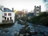 Pont-Aven - Maisons et rivière Aven parsemée de rochers