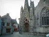 Pont-Croix - Stiftskirche Notre-Dame-de-Roscudon und hübsche Häuser aus Stein, gepflasterter Boden