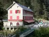 Pont d'Espagne - Site naturel du pont d'Espagne : maison en pierre abritant un restaurant, terrasse de café et passerelle ; dans le Parc National des Pyrénées, sur la commune de Cauterets
