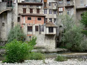 Pont-en-Royans - Gevels van huizen langs de rivier de Bourne (Joint Regionale Natuurpark van de Vercors)