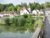 Pontailler-sur-Saône - Pont fleuri enjambant la Vieille Saône et maisons au bord de la rivière