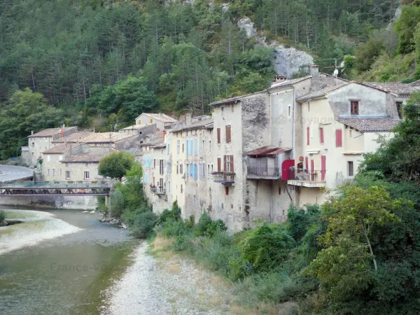 Pontaix - Oude huizen omgeven door groen aan de oevers van de rivier de Drôme