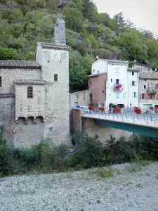 Pontaix - Brug over de rivier de Drôme, tempel en huizen in het dorp