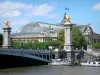 Ponte Alexandre III - Pont Alexandre III abrangendo o Sena, o porto dos Champs-Élysées com suas barcaças atracadas e telhado de vidro do Grand Palais