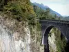 Ponte de Napoleão - Arco da ponte que atravessa o Gavarnie Gave, paredes de rocha do desfiladeiro e árvores