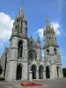 Pontmain - Setas e fachada da Basílica de Notre-Dame de Pontmain em estilo neo-gótico