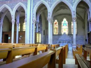 Pontmain - Interior da Basílica de Nossa Senhora de Pontmain