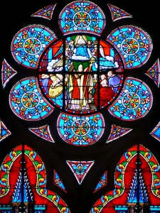 Pontmain - Interior da Basílica de Notre-Dame de Pontmain: vitrais