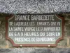 Pontmain - Panneau sur la façade de la grange Barbedette indiquant le lieu d'où les enfants ont vu la Sainte Vierge le 17 janvier 1871