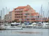 Port-Barcarès - Zeilboten in de jachthaven en de gebouwen van het resort
