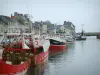 Port-en-Bessin - Maisons et port de pêche avec ses chalutiers (bateaux) amarrés