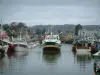 Port-en-Bessin - Bateaux et chalutiers du port de pêche