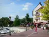 Port-Cergy - Port fluvial de Cergy (port de plaisance) et ses bateaux amarrés, quai agrémenté de lampadaires, terrasse de restaurant et façades de la marina