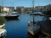 Port-Grimaud - Canal, voiliers (bateaux) amarrés et maisons aux façades colorées de la cité lacustre