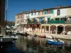 Port-Grimaud - Canal, bateaux amarrés au quai, terrasse de café et maisons avec balcons