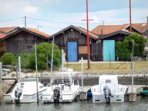 Port de Larros - Cabanes ostréicoles et bateaux amarrés