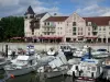 Porto Cergy - Porto fluvial de Cergy (marina) e seus barcos atracados e fachadas da marina