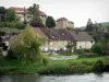 Porto Lesney - Casas e edifícios da aldeia, jardins junto ao rio Loue