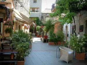 Porto-Vecchio - Gasse mit ihren Häusern, geschmückt mit  Pflanzen und Blumen