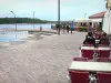 Porto velho de Boucau de Albret - Terraços de café com vista para o lago marinho