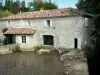 Poudenas - Ancien moulin au bord de la Gélise