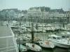 Le Pouliguen - Maisons, quai et port avec ses bateaux et ses voiliers