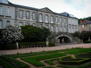 Pousio - Sénatorerie hotel que abriga o Museu de Arte e Arqueologia (Museu Senatorerie) e canteiros de flores do jardim (parque)