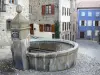 Pradelles - Fontaine du Melon et façades de maisons du village