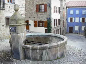 Pradelles - Melonenbrunnen und Häuserfassaden im Dorf