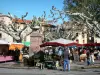 Prades - Fontaine, platanes et marché place de l'église