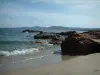 Praia de Palombaggia - Praia de areia, rochas, mar Mediterrâneo com uma onda e costa fora