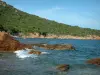 Praia de Palombaggia - Rochas no mar e costa pontilhada com árvores