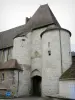 Prémery - Befestigtes Tor des Schlosses flankiert von einem Turm und einem Türmchen