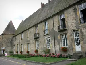 Prémery - Torre y fachada del castillo de los obispos de Nevers (edificio principal) decorada con flores