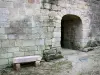 Prieuré de Comberoumal - Prieuré grandmontain de Comberoumal : banc en pierre et passage voûté
