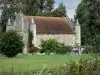 Prieuré fortifié du Tortoir - Ancien prieuré fortifié entouré de verdure ; sur la commune de Saint-Nicolas-aux-Bois