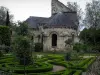 Prieuré de Saint-Cosme - Vestiges de l'église, parterres et rosiers (roses) du jardin