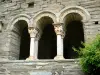 Prieuré de Serrabone - Prieuré Sainte-Marie de Serrabona : arcades de la galerie sud du cloître