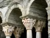 Prieuré de Serrabone - Prieuré Sainte-Marie de Serrabona : chapiteaux sculptés de la galerie sud du cloître