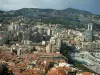 Principauté de Monaco - Ville avec ses bâtiments, immeubles, maisons et piscine, puis montagne en arrière-plan