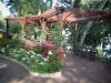 Principauté de Monaco - Parc orné de fleurs et de pins avec un banc