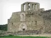 Priorado de Marcevol - Fachada ocidental da Igreja Prior, com seu portão e sua janela de mármore rosa, encimado por um muro de sino