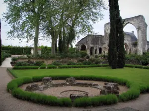 Priorado de Saint-Cosme - Restos da igreja e árvores do jardim